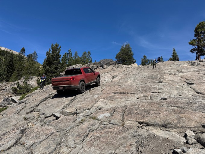 Rivian ri1 rock climb The tech behind Rivian’s 2026 Quad-Motor truck and SUV — and that kick turn