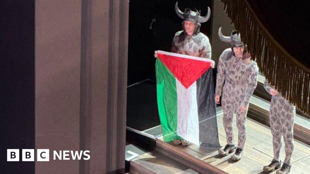 a021ee60 6551 11f0 9a2a e5f350a58481 Performer launches Gaza flag protest on Royal Opera House stage