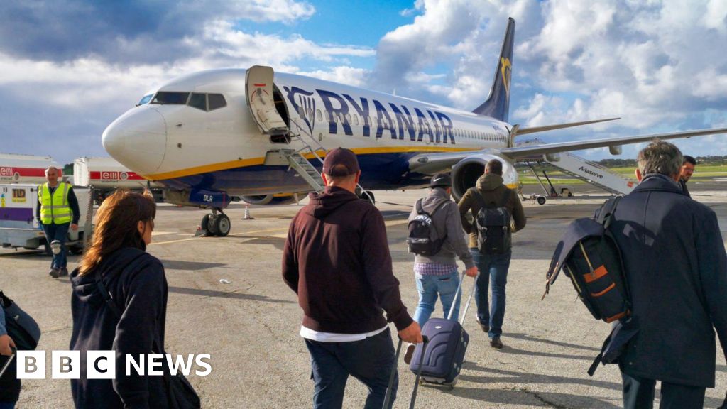 a5859b10 660d 11f0 a91e 6325aab01240 Ryanair boss considers raising staff bonus for spotting oversized bags