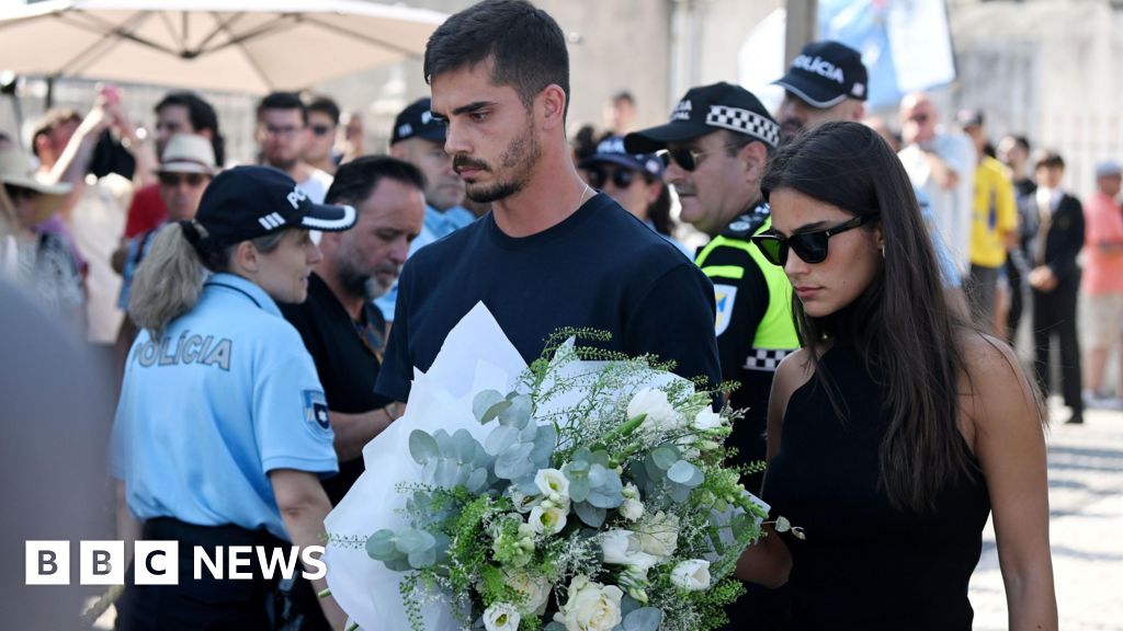 a7260380 58fa 11f0 8b18 17952be0e8b0 Crowds mourn Liverpool star Jota in his Portuguese hometown