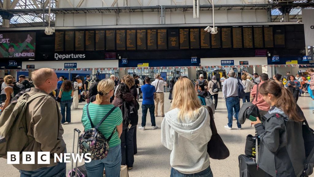 ae1c8ff0 6611 11f0 88f4 9d5412e55539 Customers told not to travel on South Western Railway network
