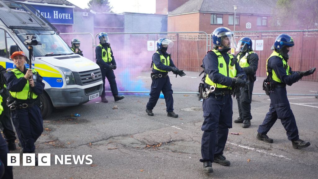 af22a700 659d 11f0 89ea 4d6f9851f623 Protesters gather in Epping as bottles and flares are thrown