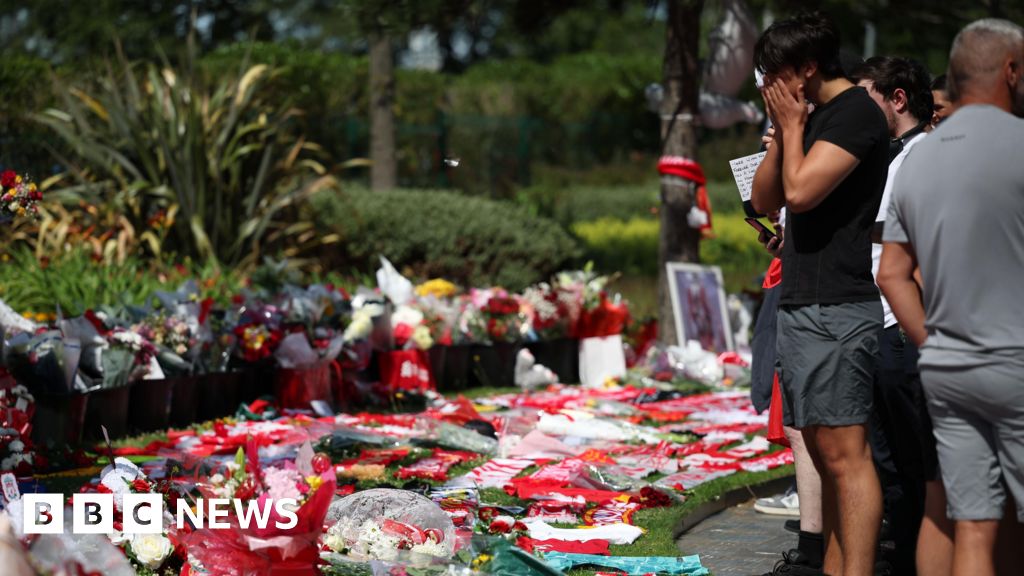 c89386a0 581e 11f0 988d abc8933015ea Diogo Jota death prompts outpouring of grief from Liverpool fans