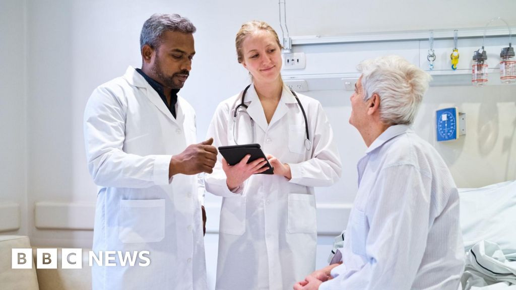 ca7d41c0 6180 11f0 8e4d 8bbfcd01e316 Physician associates need new job title, says review