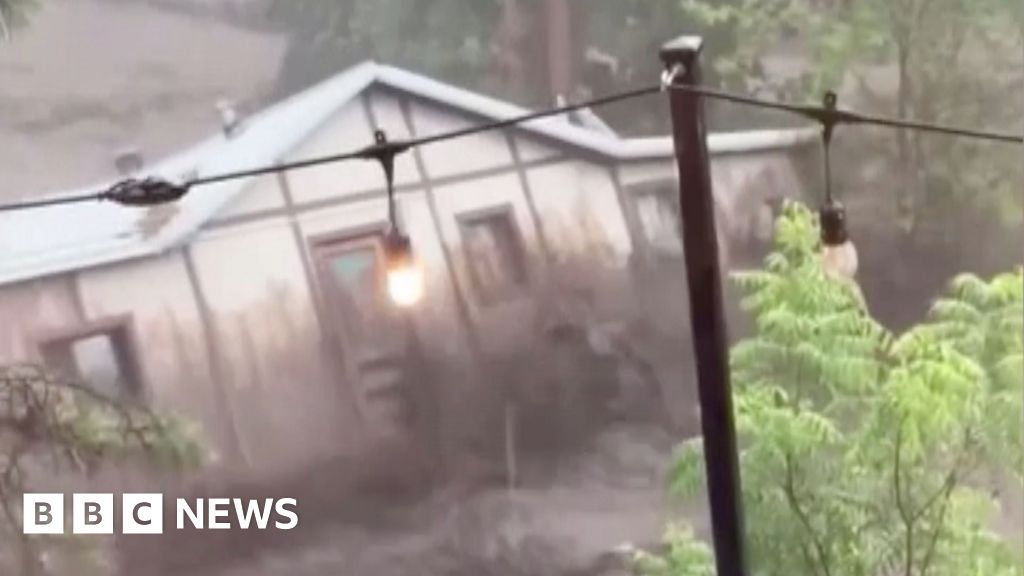 cd64a280 5c57 11f0 960d e9f1088a89fe Moment house swept down river in New Mexico flash flooding
