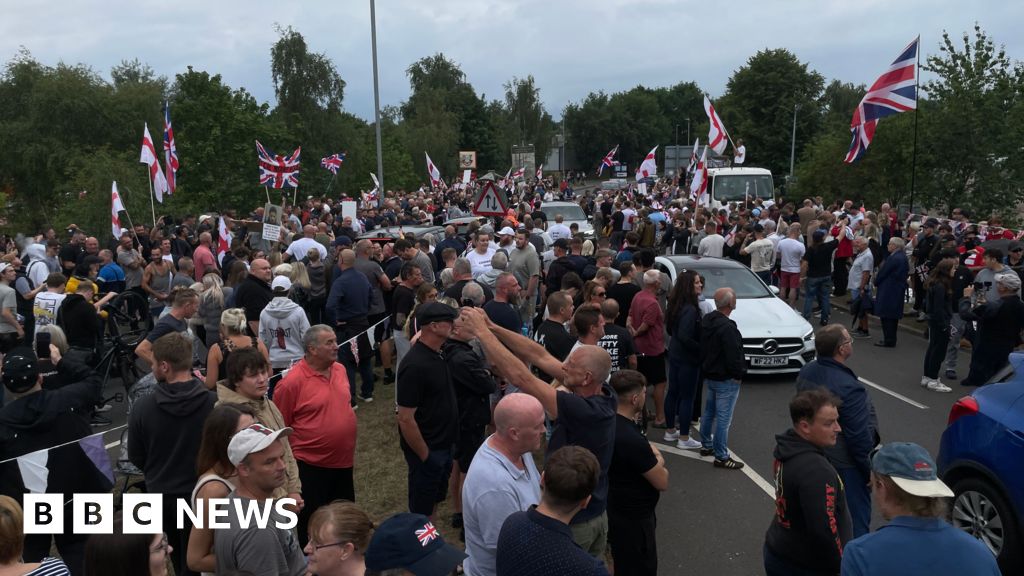 da297bf0 6a38 11f0 89ea 4d6f9851f623 Hundreds of protesters gather at asylum hotel in Norwich area