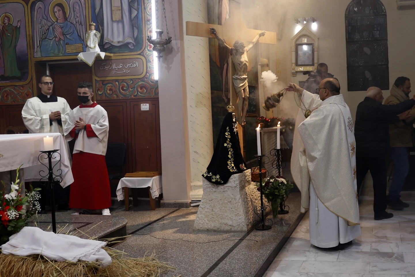 download 13 Israeli strike hits Gaza church, killing 2 and wounding priest who was close to Pope Francis