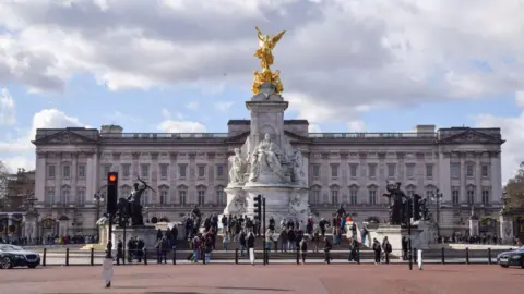 Monzo fined for giving account to fake 10 Downing St address Getty Images General view of the front of Buckingham Palace and the Victoria Memorial with a crowd of people on the steps in front.
