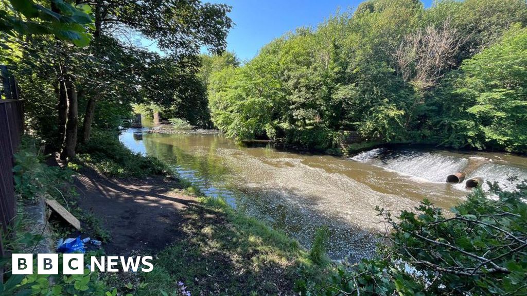 e28c9e90 5fd3 11f0 b8a9 551946ef76d7 Boy, 15, dies in river incident in Glasgow on hottest day