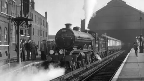 Your new banknote ideas - from British Bulldogs to Fawlty Towers SSPL/Getty Images Pullman train, hauled by a H2 class 4-4-2 locomotive number 32424 at Brighton station, West Sussex, by E D Bruton, 5 October 1952