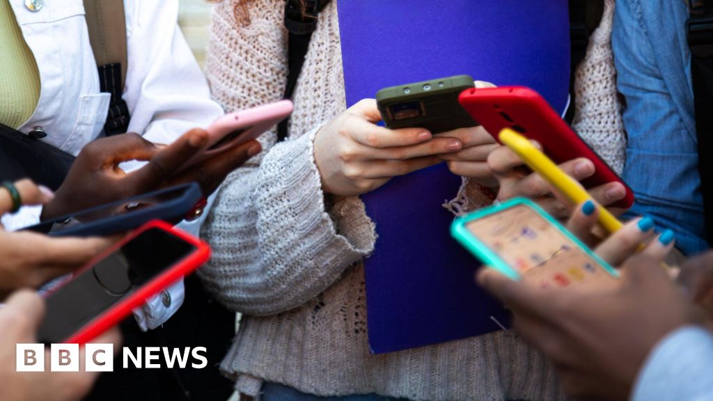 fb5aeef0 6c66 11f0 8bcf 7bba5a381a84 EE to launch phone plans which restrict internet for teens
