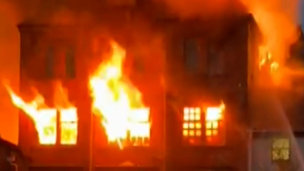 p0lq8mm8 Crews battle overnight fire in Kilmarnock town centre
