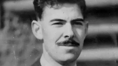 Aberdeen man who was last surviving WW2 Victoria Cross recipient dies aged 105 John Cruickshank A black and white picture of John Cruickshank staring just off camera. He has a dark moustache and dark hair. He is only visible from the neck up.