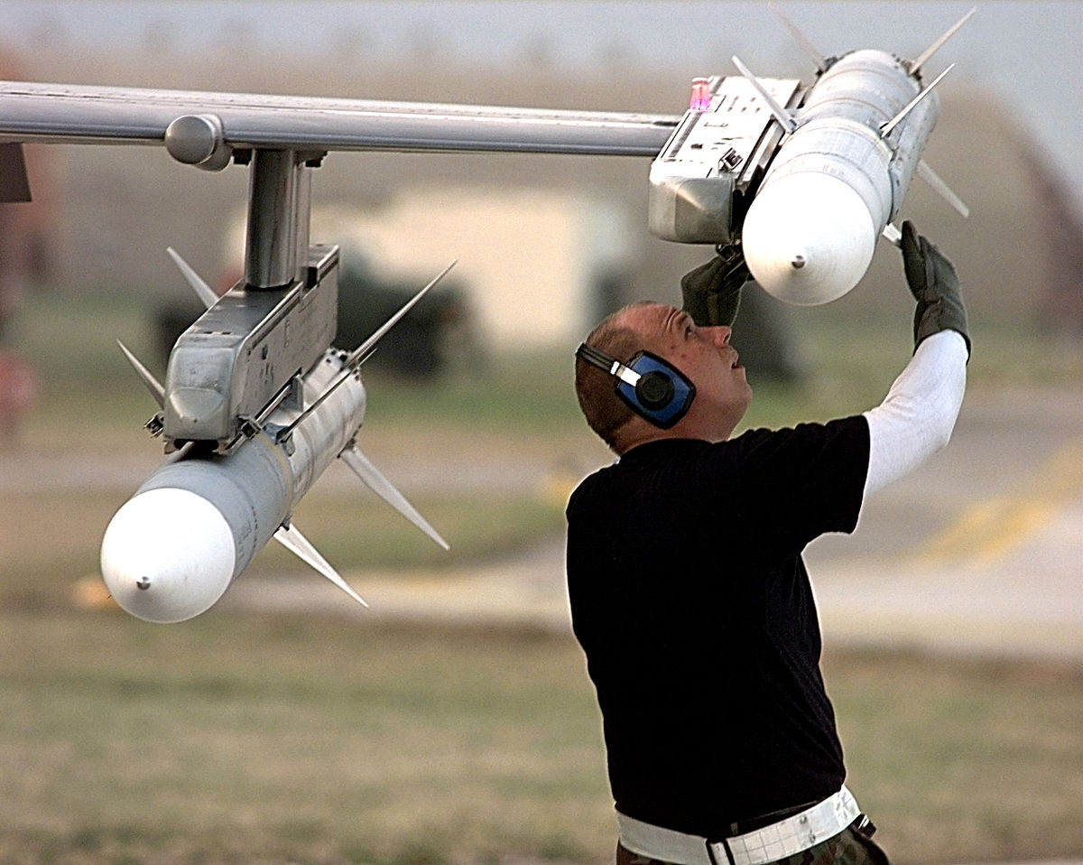 File:Aim-120 image.jpg - Wikimedia Commons