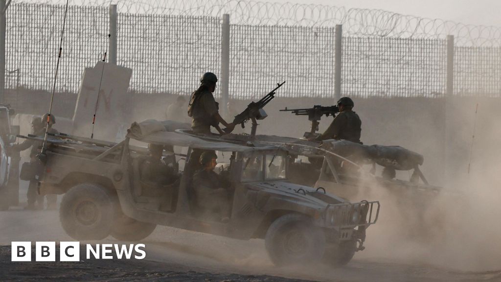 17701210 7b0c 11f0 b74c d759ce38abf4 Palestinians flee IDF attacks as Israelis protest against occupation plan