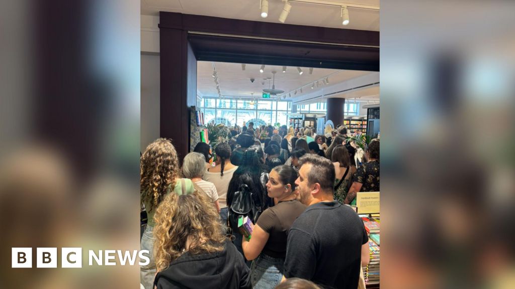 2387ef50 73c8 11f0 a73a 9fc4cd34ad2c Waterstones sorry after readers criticise event 'overcrowding'