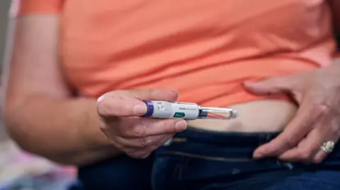 More weight-loss drugs offered in type 2 diabetes care shake-up Getty Images A close-up of an overweight woman wearing jeans and an orange top, who is injecting a diabetes drug into her stomach using an injectable pen.