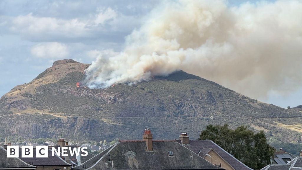 28a8f920 7602 11f0 89d7 e34a121f012d Firefighters tackle large blaze on Arthur's Seat in Edinburgh
