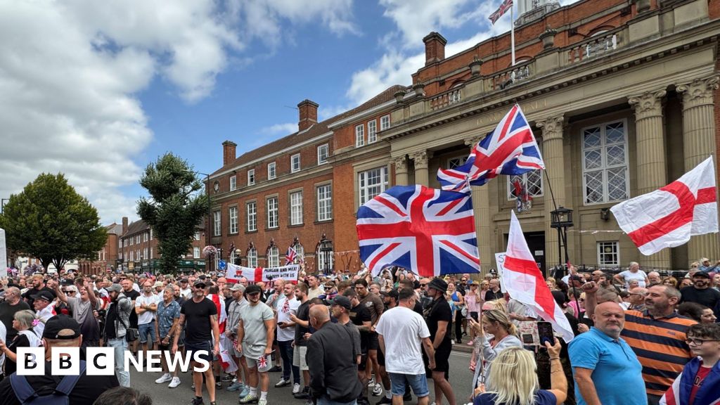 29fb9d70 7529 11f0 8d53 1b0d9871e5e3 Hundreds join anti-immigration protest in Nuneaton