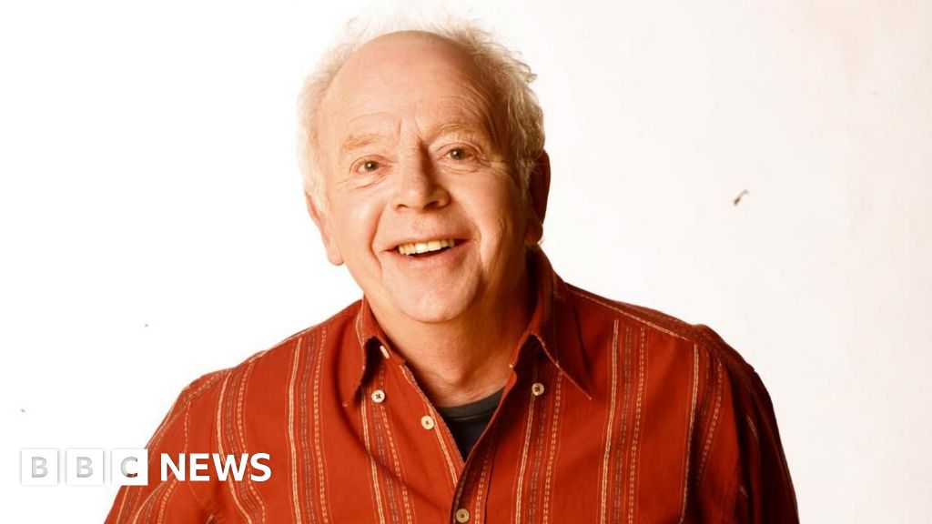 3e45a820 75dd 11f0 8071 1788c7e8ae0e Ray Brooks, voice of Mr Benn, dies aged 86