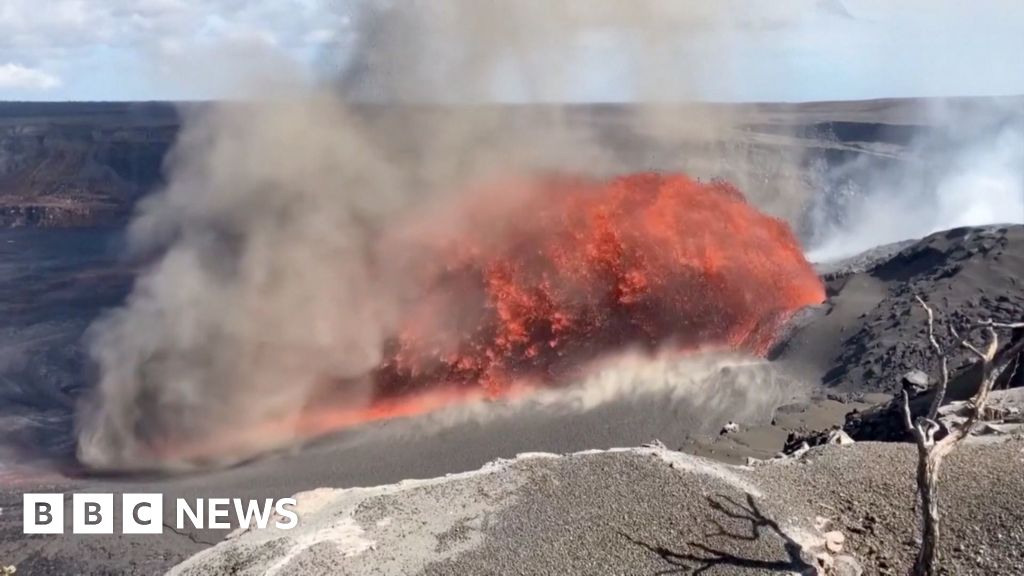 486a32e0 804a 11f0 ab3e bd52082cd0ae Hawaii's Kilauea volcano erupts creating lava fountain