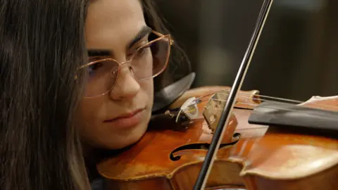 The violinist about to play 10 nights at Wembley with Coldplay Pathrycia Mendonça plays the violin