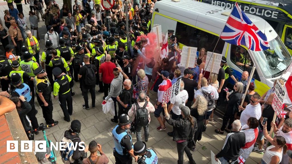 67d69950 8033 11f0 83cc c5da98c419b8 Asylum hotel protesters met by counter-demonstrators in UK