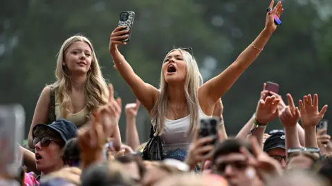 Country to bask in 30C heat on bank holiday Monday Getty Images Fans soak up the atmosphere during Leeds Festival at Bramham Park