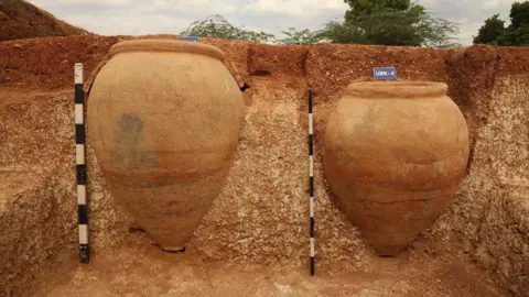 Indian-UK researchers recreate faces from 2,500-year-old skulls Tamil Nadu State Department of Archaeology Burial urns found at Kondagai, Tamil Nadu, India.