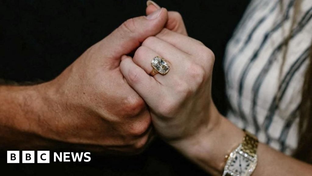 8153c320 8309 11f0 83cc c5da98c419b8 Tayvis are engaged - what we learned, and how fans reacted