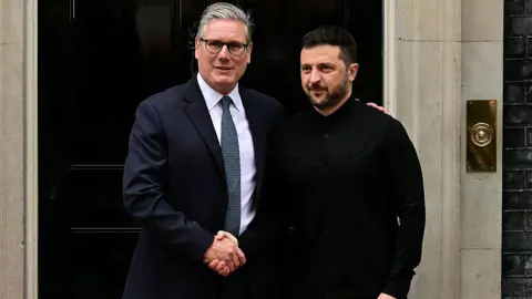 Trump shifts ceasefire stance and urges Ukraine to agree Russia peace deal Getty Images Keir Starmer shakes hands with Volodymyr Zelensky as he greets him on the steps of 10 Downing Street