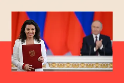 How Russia is trying to win over the world beyond the West Kirill KUDRYAVTSEV / AFP Editor-in-Chief of RT Margarita Simonyan attends a signing ceremony, with Russian President Vladimir Putin in the background