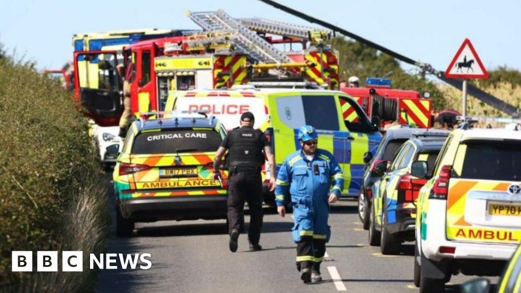 b04d0f30 81d6 11f0 ab3e bd52082cd0ae Three dead and one hurt in Isle of Wight helicopter crash