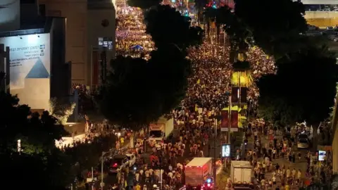 Huge crowds gather in Israel calling for hostage deal and end to Gaza war Reuters A drone view shows hundreds of people protesting after families of hostages called for a nationwide strike