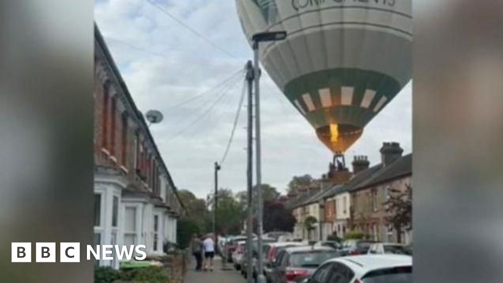 b658fe40 802b 11f0 a34f 318be3fb0481 Hot air balloon lands in a Bedford residential street