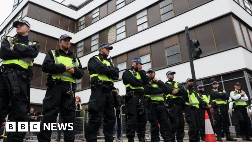 c1dfee70 6fd9 11f0 89ea 4d6f9851f623 Arrests after asylum hotel protests in England