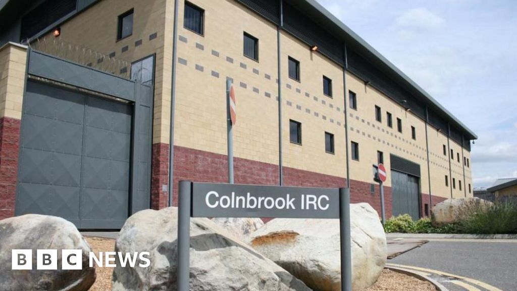 c79a8990 8471 11f0 b66f afee0a1e2bb3 Firm told to scrap Heathrow immigration centre 'ballooncraft' job