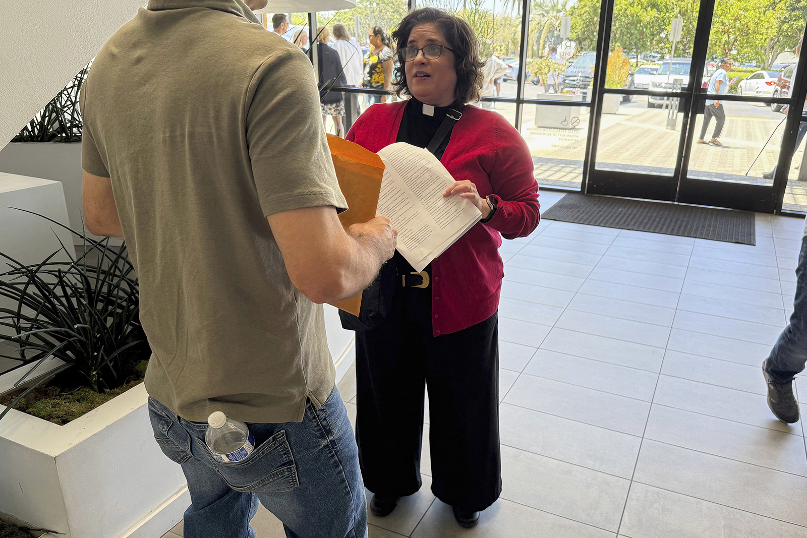 webRNS Immigration Clergy Accompany1 Faith leaders help immigrants face court as ICE arrests rise