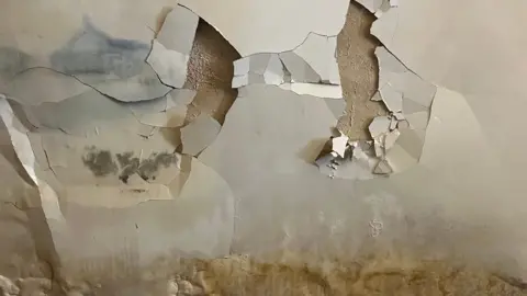 30,000 homes fitted with botched insulation under government schemes, ministers admit BBC A bedroom wall in Luton covered in black mould and damp. The plaster is cracked and falling off the wall. This is one of more than 30,000 homes the government says have had poorly-installed insulation since 2022.