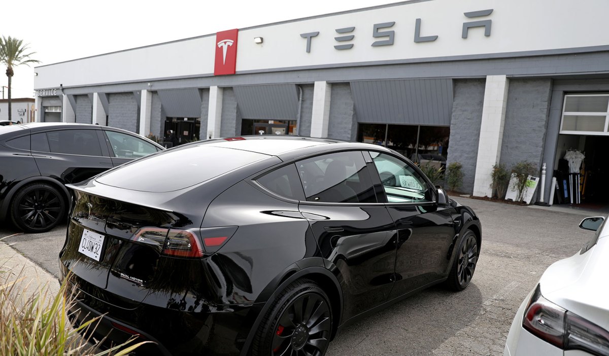 GettyImages 1247204574 Tesla is redesigning its door handles following safety probe, Bloomberg investigation
