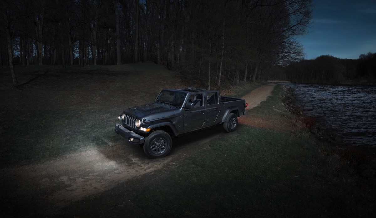 JP025 121GL Stellantis cancels plans for an electrified Jeep Gladiator