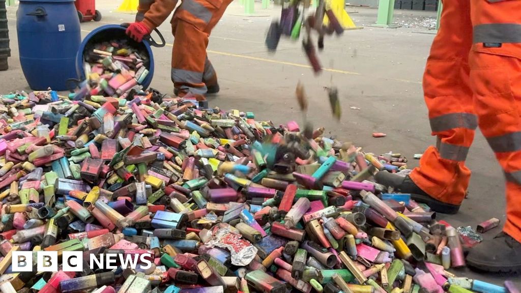 a2d1d310 8cd8 11f0 84c8 99de564f0440 Vape ban isn't working, says waste firm boss
