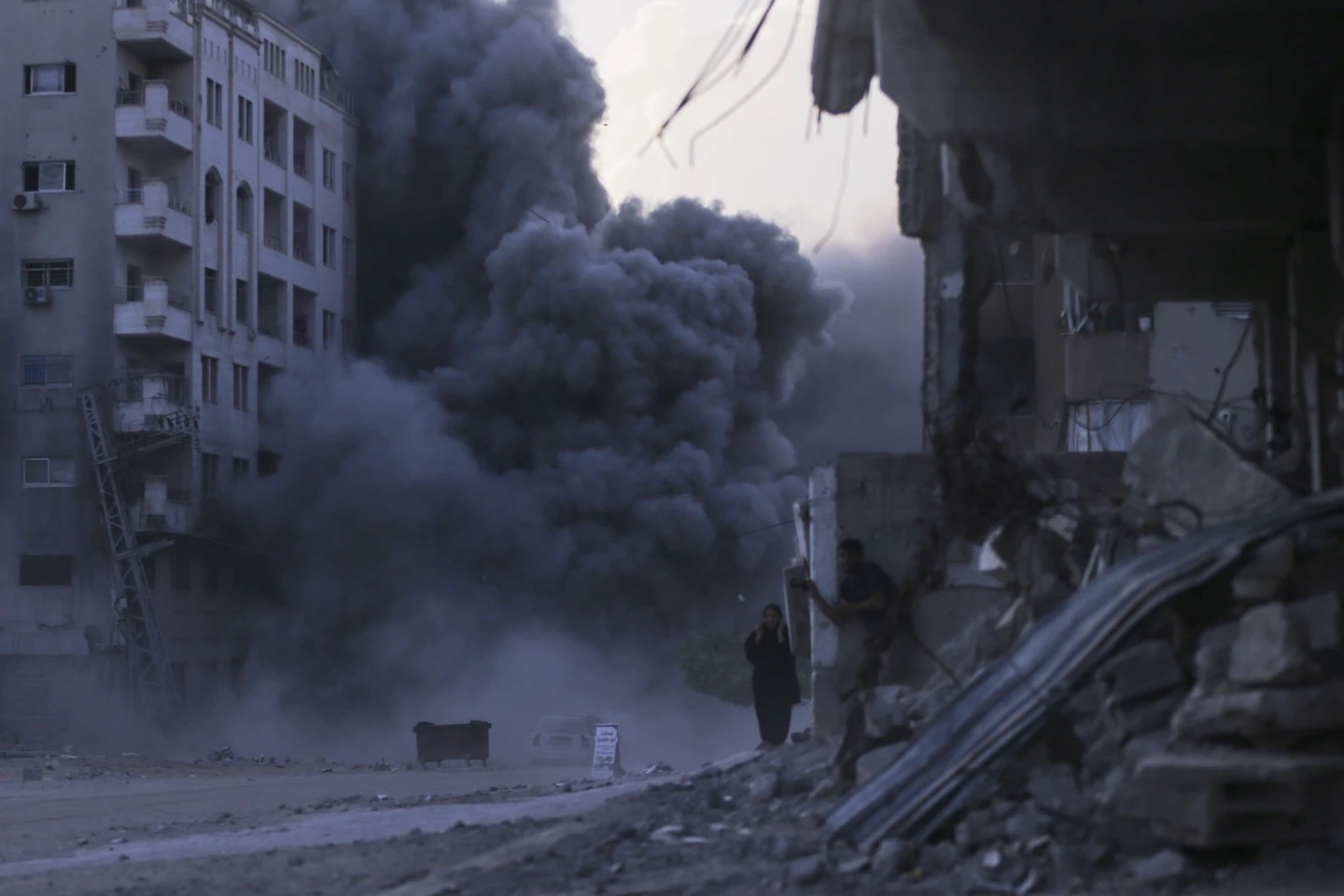 download 18 Israel bombs another Gaza City high-rise as US advances a new ceasefire proposal