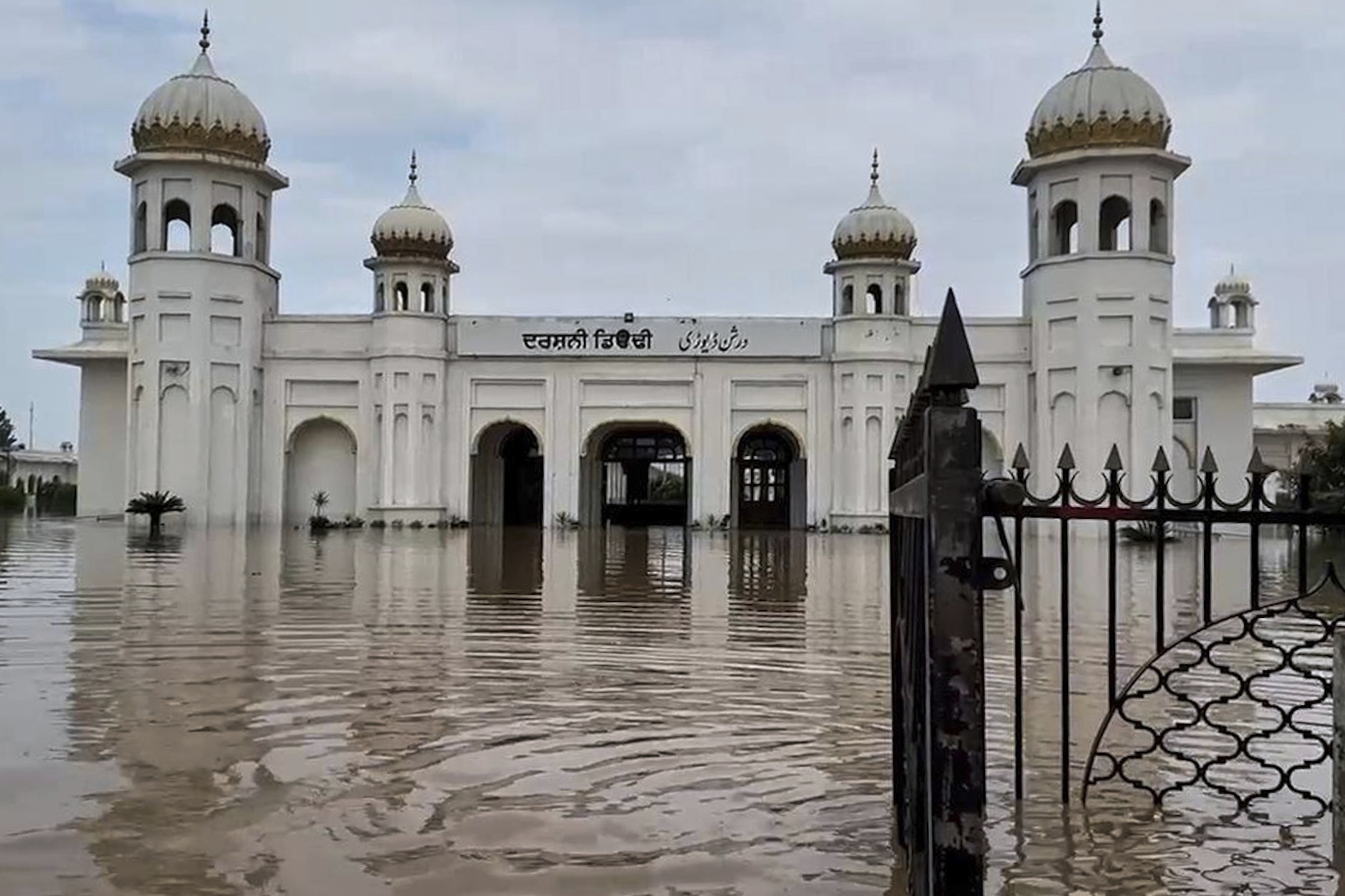 main 37 Sikh leaders urge India to lift ban on pilgrims traveling to Pakistan shrine