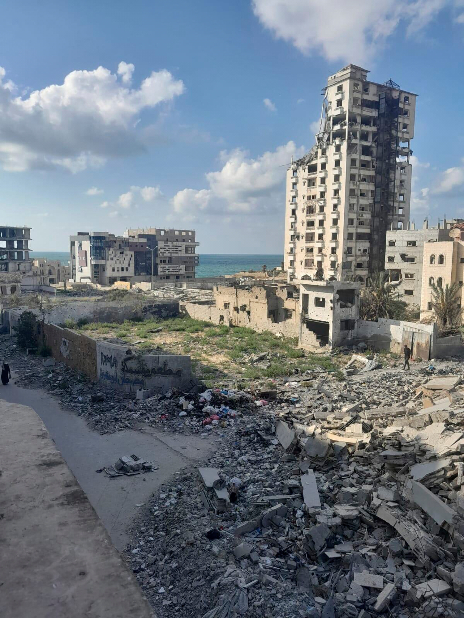 main v02 6 A mother stranded in Gaza City says she and her daughters are 'waiting to die'