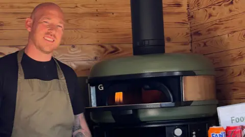 What went wrong with Pizza Hut? Dan Puddle Dan Puddle in his mobile pizza van with a small pizza-oven in the background. He wears an apron and is smiling.