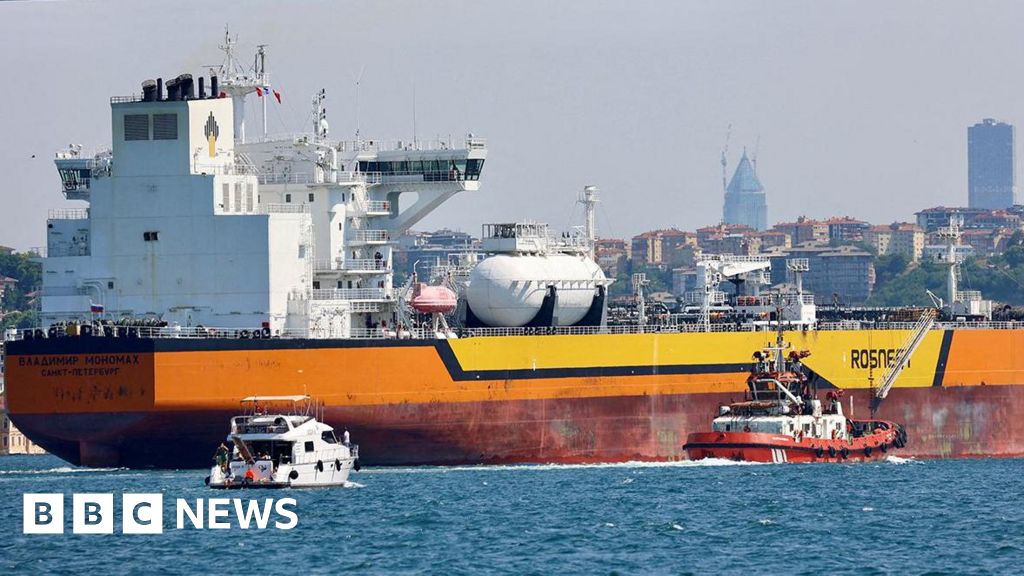 2dd55f70 a9d2 11f0 aa31 b1f6905de5c6 UK sanctions Russia's oil giants over Ukraine war