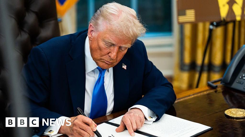 2e0d8e20 aadd 11f0 881b d76376cce4d0 Chamber of Commerce sues Trump over $100K fee