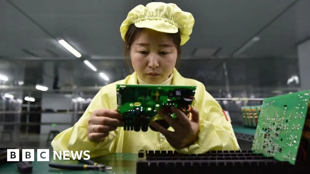 5ecf2ee0 ad5f 11f0 8e7e 7be03dd4abd1 China's economic growth slows as trade tensions with US flare up