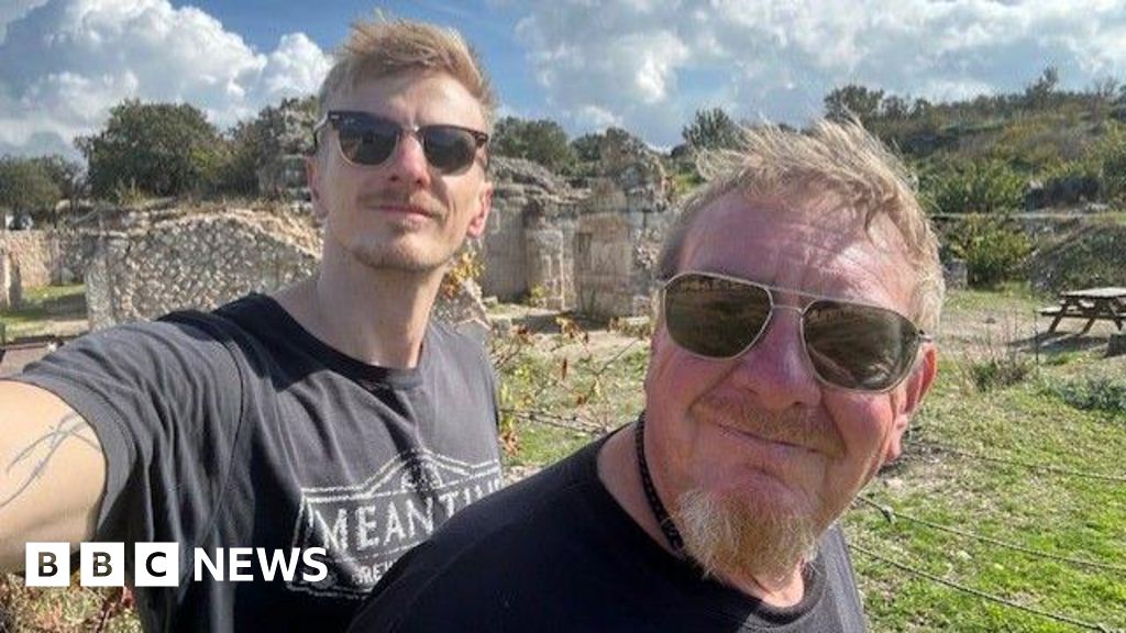 6e3fbd10 b34d 11f0 ad84 99ce12c6004d Ex-BBC editor stopped from flying due to Parkinson's felt 'humilated'